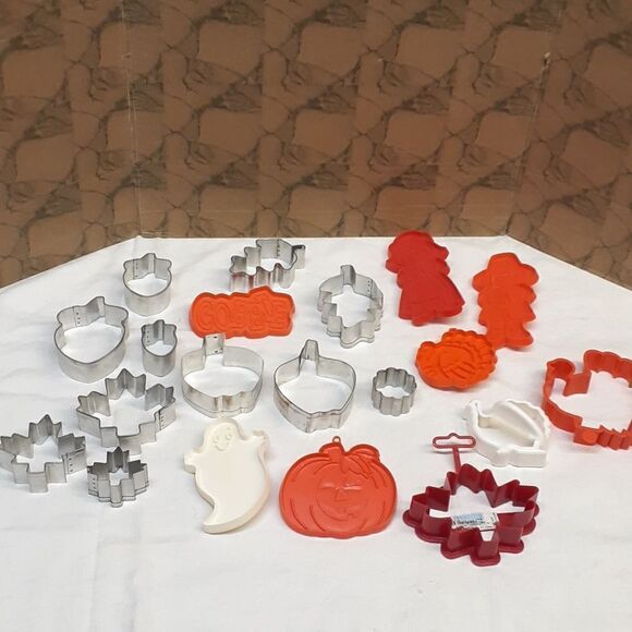 Set of 20 FALL cookie cutters, including leaves, ghost, pumpkins, Thanksgiving - Picture 1 of 7
